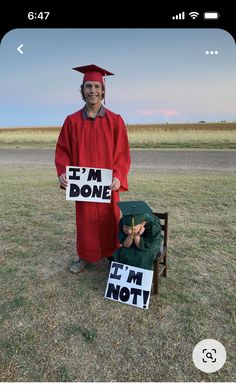 High School Graduation Pictures, Senior Year Things, Senior Year Fun, Senior Graduation Party, Senior Crown, Crown Ideas, Kind Photo, Senior Overalls