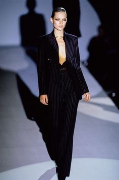 Runway Fashion Vintage, Nineties Fashion, Black Mood, Moss Fashion, Gucci Runway, Tom Ford Gucci, Mood Aesthetic, 90s Runway Fashion, Runway Fashion Couture