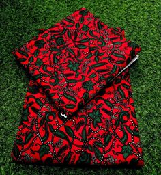 🎈Details 100% PURE cotton No running colours Authentic wax Bold Prints Vibrant Colors: Red & Green Made from 100% cotton wax It is Ideal for making African dress, African skirt, Nigerian Dress, African quilts, Ankara men's shirts, Asoebi Dress, for finishing your projects, African art, quilting, and many more. Color may look different on your monitor. This fabric may have more colors than mentioned above. 🎈Fabric Care Doesn't run, can be washed by hand or machine. Do not use harsh detergents ? Red Ankara Fabric, Red African Fabric, Traditional Ankara Fabric Sets For Wedding, Red African Print, Asoebi Dress, Nigeria Dress, African Skirt, Nigerian Dress, African Pattern Design