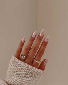 HOW TO DO CHROME NAILS | CLICK TO READ MORE | glazed donut nails short, glazed donut nails diy, glazed donut nails pink, glazed donut nails opi, glazed donut nails 2022, donut nails, Hailey Bieber nails, Hailey Bieber nails chrome, Hailey Bieber nails pearl, pearl nails, chrome nails, glazed nails, glazed nails Hailey, glazed nails Hailey Bieber, donut nails acrylic, nail trends and more! #glazeddonutnails #haileybiebernails #glazednails #donutnails Shimmer Nail Art, Simple Wedding Nails, White Chrome Nails, Chrome Nails Designs, Nail Shimmer