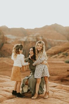 Sedona Family Photos, Red Rock Family Photos, Desert Family Photos Outfits, Sand Dunes Photoshoot Family, Bohemian Family Photoshoot, Family Photos Desert, Desert Family Photoshoot, Boho Pics