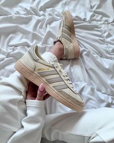 Um dos nossos Best Sellers! 🤩🤫 🔗: www.moonkicks.pt 👟: Adidas Handball Spezial Cream White Beige #adidashandballspezial #handballspezial #adidashandballspezialcream #gazellebold #adidassambaog #sambaog #adidasgazelleindoor #campus00s #adidasgazelle #adidascampus00s #beigeaesthetic #beigepalette #lookdujourbonjour #parisianchic #adidassambae #adidascampus #adidassambamaroon #adidasbermuda #adidaslondon #itgirl #summer Beige Spezial Adidas Outfit, Outfits With Adidas Spezial, Beige Wishlist, Adidas Beige, Beige Outfit, Adidas Spezial, Cute Nike Shoes