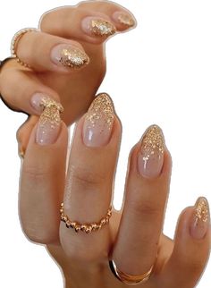 Are you looking to add a touch of elegance to your nails and your outfits with little details? If so, try one of these beautiful gold nail designs! Ongles Beiges, Champagne Nails, Bridesmaids Nails, Golden Nails, Gold Glitter Nails, Ombre Nails Glitter, Birthday Nails, Xmas Nails