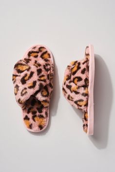 Women's Winter Leopard Camel Slippers Fuzzy Warm Slipper - Rubber sole- Open toe- Crossover straps- SizeS: women's size 6-7M: women's size 8-9L: women's size 10-11 Leopard Slippers, Trashy Y2k, Faux Fur Slippers, Warm Slippers, Fur Slippers, Leopard Animal, Pink Leopard, Spring Shoes, Travel Style