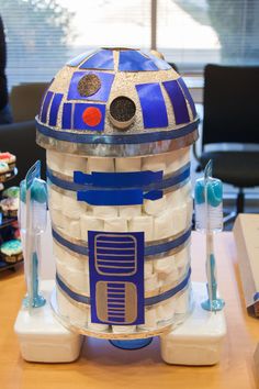 a star wars r2d2 cake made out of marshmallows