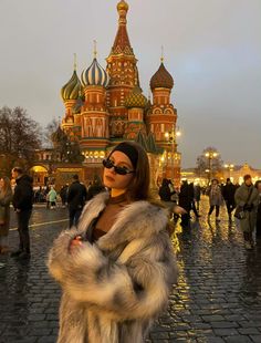 #москва #шуба Moscow Travel, Latest Winter Fashion, Instagram Blogging, Trendy Coat, Stylish Winter Outfits, East Europe, Cold Outfits, Fashion Trends Winter, Cold Weather Fashion