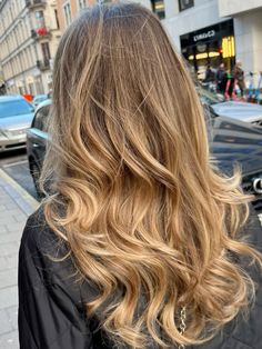 #style #chic#dyson#dysonairwrap #hairstyles #haircut #haircolor #blondhair #blond #djerf #layers #instagram #curlyhair #sthlmstil #stockholm Hair Dye Shades, Caramel Blonde Hair, Honey Blond, Dark Blonde Hair, Blonde Hair Looks, Hair Inspo Color