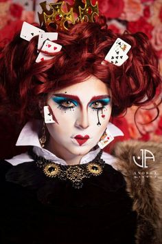 Maquillage Harry Potter, Carnaval Make-up, Queen Of Hearts Halloween Costume, Alice In Wonderland Makeup, Queen Of Hearts Halloween, Queen Of Hearts Makeup, Wonderland Makeup, Halloween Decor Diy, Heart Costume