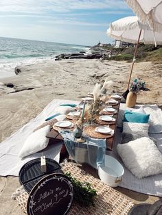 bachelorette party theme, bridal shower theme, cloud 9, bride, decor, beach picnic, beachy, dreamy, bachelorette party ideas, light blue and white, balloons, clouds Beach Picnic Party, Bachelor Pad Decor, Luxury Picnic, Beach Picnics, Beach Dinner, Picnic Inspiration, Boho Picnic, Beach Birthday, Events Ideas