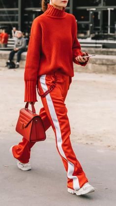 Sporty Chic Street Style, Sportish Outfit, Red Sporty Outfit, Athleisure Jewelry, Sporty Chic Outfits Street Fashion, Mode Monochrome, Spring Weekend Outfit, Looks Adidas, Sports Chic Outfit