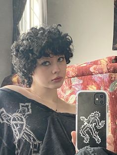 girl selfie mirror photography inspo spring fashion accessories indie aesthetic alt looks subtle eyeliner simple makeup ideas dark curly hair hairstyles poses easy outfits Curly Alt Hair, Alt Curly Hairstyles, Simple Makeup Ideas, Poses Easy