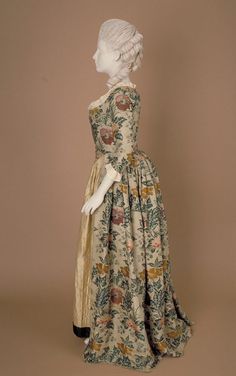 18th century 'open gown' - fabric woven about 1736-38, possibly in Spitalfields, London, the gown made about 1770-80. Georgian Dress, 18th Century Gown, 18th Century Women, Rococo Fashion, 18th Century Costume, 18th Century Clothing