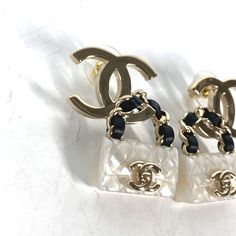 ◆◆ Iem No. E-240403-8 Brand CHANEL Item Pierce Model CC COCO Mark Line B23C Gender Women Color gold Material Metal, Plastic Accessories None Size cm (approx.): H34mminch (approx.): H1.3 Item Rank SA rankAbout Item Rank Condition 【Outside】 (Surface) Slight Scratch If you have any questions about the product details, please contact us at any time. I will update item description for you. Plastic Accessories, Japanese Antiques, Fendi Bags, Burberry Bag, Prada Bag, Woman Colour, Gold Material, Ring Bracelet, Dior Bag