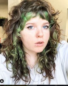 Naturally Curly Colored Hair, Shag With Blonde Underneath, Colourful Short Hair, Curly Coloured Hair, Curly Long Wolf Cut, Dyed Shag Hair, Alternative Curly Hairstyles, Curly Shullet, Green Hair Curly