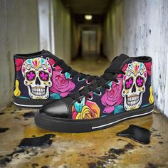 Sugar Skull & Roses Men - Freaky Shoes® Skulls And Roses, Mens High Tops, Colorful Shoes, Rose Art, Tee Design, Canvas Shoes, Sugar Skull, Classic Looks, Bordeaux