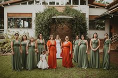 First look madrinhas de casamento Terracotta And Green Bridesmaids Dresses, Olive Green And Terracotta Bridesmaid, Moss Green Bridesmiad Dresses, Green Bridesmaid Dresses, Urban Wedding, Future Wedding Plans, Diy Wedding Decorations, Marry Me, First Look