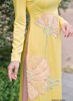 Applique Patterns On Dress, Dress Painting Fabric, Fancy Dress Patterns, Hand Painted Dress, Traditional Dresses Designs, Latest Dress Design, Pakistani Fancy Dresses, Pakistani Dresses Casual, Pakistani Fashion Party Wear