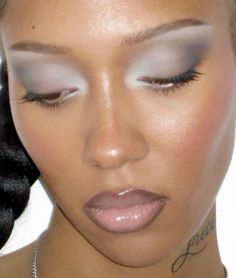 Frosted Makeup Look, Frosted Makeup, Trucco Glam, Mekap Mata, 90s Makeup, Make Up Inspiration, Blue Pigment, Smink Inspiration