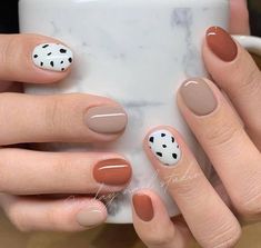 Hello beautiful girls, how are you? for me, today was not my day because I had to practice at the hospital and wow they treated me badly a... Kutek Disney, Minimal Nails Art, Fall Gel Nails, Minimal Nails, Cute Gel Nails, Short Acrylic Nails Designs, Short Nail Designs, Nail Polish Designs, Minimalist Nails