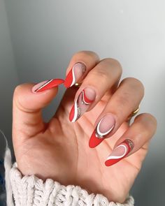 45+ Best Red and White Christmas Nails You Need To Try; swirl nails! This includes red and white Christmas nails acrylic, red and white Christmas nails simple, red and white Christmas nails short, red and white Christmas nails almond & more! This also includes red and white Christmas nails 2023, red and white Christmas nail designs, red and white Christmas nail art, red and white Christmas nail ideas, white and red christmas nails & more! #redandwhitechristmasnails #christmasnails Party Manicure, Holiday Party Nails, Glitter Accent Nails, Velvet Nails, Art Deco Nails, Holiday Nail Designs, Almond Shape Nails