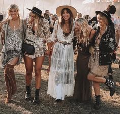 woodstock boho bohemian hippie rave выбрать доску graduation storebest Look Lollapalooza, Woodstock Outfit, Mode Coachella, Bonnaroo Outfits, Boho Festival Outfit, Stile Boho Chic, Look Festival, Fest Outfits, Music Festival Fashion