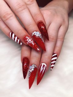 Bedazzled Christmas Nails, Stilleto Nails Christmas Designs, Christmas Stellio Nails, Extravagant Christmas Nails, Christmas Stilleto Nails, Christmas Bling Nails, Christmas Stiletto Nails, Stiletto Christmas Nails, Glittery Christmas Nails