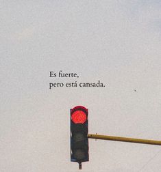 a red traffic light with the words, es fuerte, perro esta canada