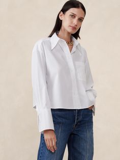 Our signature cotton poplin has a smooth feel against the skin, used here to create a crisply pointed collar and a cropped silhouette that’s perfect for playing with proportions.  Boxy Crop Fit: Relaxed with no definition at the waist.  Dropped shoulder.  Cropped length.  Point collar.  Button front.  Chest pocket.  Shirttail hem with vented sides.  Boxy fit.  Long sleeves.  Cropped length.  Model: Size S, 5'10" (178cm). White Shirt Women Crop, Sneakers To Work, Cropped Button Up Shirt, Cropped Button Down, Boxy Crop Top, Linen Crop Top, Spring 2025, Front Tie Shirt, Banana Republic Women