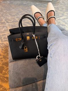 Hermes 25 Birkin, Birken Bag Hermes, Black Kelly Bag, Designer Bag Aesthetic, Birkin Bag Outfit, Black Hermes Bag, Birkin Bag Aesthetic, Designer Bags Aesthetic, Kelly Hermes Bag