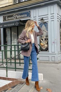 Brown Trousers White Top Outfit, Finding Style Aesthetic, Chic Layered Outfits, Heeled Boots Outfit Jeans, Lake Como Style Women, Cool Outfits For Work, Italian Fashion Fall, Sezane Blazer, Parisian Style Winter Chic