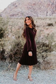 Formal Midi Dresses, Winter Dress Outfit, Dark Maroon, Winter Dress Outfits, Maroon Sweater, Winter Mode, Winter Dress, Long Sleeve Sweater Dress, Pleated Midi Dress