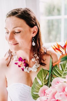 Beach Bride wearing handmade keshi pearl earrings for her destination wedding Orchid Pendant, Wedding Decor Beach, Statement Wedding Jewelry, Orchid Necklace, Unique Wedding Jewelry, Beach Wedding Jewelry, Wedding On The Beach, Pearl Necklace Designs