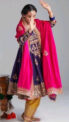 Heena Kochhar, Zari Embroidery, Indian Designer Suits, Pakistani Fashion Party Wear, Indian Dresses Traditional, Traditional Indian Outfits, Boutique Dress Designs, Indian Designer Outfits, Designs For Dresses