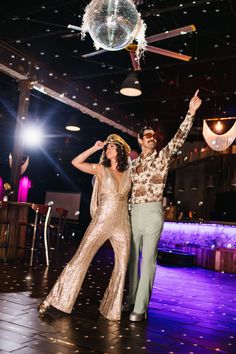 Braydon and Megan wanted to celebrate their first anniversary BIG. They turned a former bus depot into the disco of their dreams. The perfect unique wedding inspiration. Read exactly how they pulled this off! Men's Disco Fashion, 70s Disco Attire, Disco Formal Outfit, Disco Prom Outfit, 70s 80s Disco Fashion, Motown Outfits, Viva Las Vegas Party Theme Outfit, 70s Fashion Disco Parties