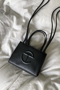 Ugg Bag Outfit, Small Black Telfar Bag, Telfar Bag Street Style, Black Telfar Bag, Telfar Outfit, Telfar Small Bag, Telfar Medium Bag, Telfar Ugg, Telfar Bag Outfit