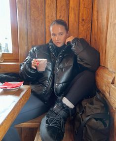 Moon Boot Black, L Icon, Lunar Landing, Black Icon, Moon Boot, Another Dimension, Faux Fur Boots, Life On Earth, Skiing Outfit