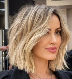 Blunt Blonde Lob for Thick Hair Inverted Bob Haircuts Shoulder Length, Bob Hairstyles For 2023, Lob Bob, Current Haircuts, Wavy Bob Long, 40 Hairstyles, Wavy Bob Haircuts, Wavy Bob Hairstyles, Dirty Blonde Hair