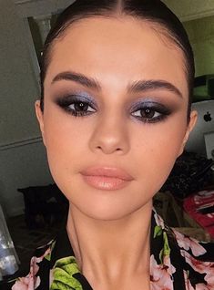 colourful makeup Machiaj Smokey Eyes, Purple Smokey Eye Makeup, Christmas Party Makeup, Selena Selena, Selena Gomez Makeup, Makeup 2018, Purple Smokey Eye, Celebrity Makeup Looks