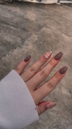 Styling brown nails for fall is easier than you think! One simple way is to incorporate different shades of brown, like pairing dark chocolate with a lighter beige. You can also experiment with textures, such as glossy or matte finishes. Adding subtle details, like gold foil or geometric shapes, can give your nails a modern twist. Whether you prefer short or long nails, brown shades complement all shapes and sizes. These versatile nails can be worn with anything from a casual outfit to an elegan Shellac Nails Fall, Fall Thanksgiving Nails, Kutek Disney, Thanksgiving Nail Designs, Fall Gel Nails, October Nails, Cute Nails For Fall, Plaid Nails