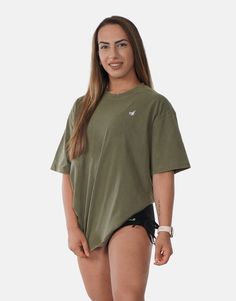 Our Training wide-fit oversized T-shirts are unisex. The acid washed design makes these T-shirts extra stylish and unique. Wear these oversized tees all year long for training or on rest days. Made of 100% premium cotton. Why our customers love these shirts? Acid washed fabric Oversized & slouchy fit Ideal for gym, lounging and everyday wear 100% cotton (won't show sweat easily) Comes with our sustainable 100% compostable packaging 🚚 Shipped the same day from our Vancouver warehouse, and delive Oversize Tshirt Outfits, Oversized Tees, Oversized T Shirts, Rest Days, T Shirt Oversize, Activewear Brands, Comfy Shirts, Tshirt Outfits, Oversized Tee