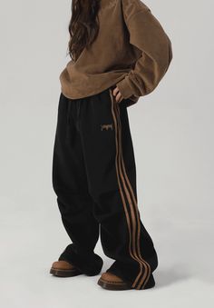 Striped Loose Sports Paratrooper Sweatpants - chiclara Casual Study Outfit Summer, Baggy Black Sweatpants Outfit, Wide Sweatpants Outfit, Black Nike Sweatpants Outfits, Modest Sporty Outfits, Brown Sweatpants Outfits, Baggy Sweatpants Outfit, 2012 Outfits, How To Wear Sweatpants