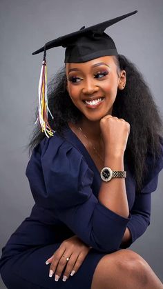 Grad Portraits Studio, Graduation Poses Ideas Photography Tips, Cute Hairstyles For Graduation Cap, Graduation Pictures Black Women Studio, Graduation Photoshoot Poses Ideas, Matriculation Outfit Ideas University, Black Female Graduation Pictures, Graduation Photos In Studio, Pose For Graduation Pictures