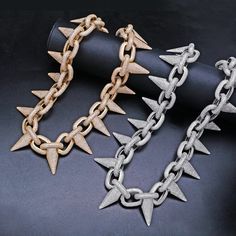 Tuez le jeu avec la chaîne la plus unique !
Le collier Rivet Spike a un design révolutionnaire, unique et sophistiqué, composé de pierres scintillantes serties de griffes. Ce collier est créé pour parler pour vous.
SPÉCIFICATIONS :

Diamants simulés créés en laboratoire AAAA+

Matériau fini : Or 18 k, plaqué or blanc de qualité supérieure

Réglage : Paramètres Micro Pave faits à la main Men's Necklace Gold, Hip Hop Bling, Diamond Ice, Spike Necklace, Chain Fashion, Hip Hop Jewelry, Silver Accessories, Gold Jewelry Fashion, Micro Pave