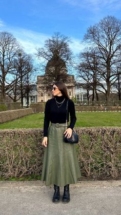 Long Green Skirt Outfit, Green Leather Skirt Outfit, A Skirt Outfit, Leather Skirt Outfit Winter, Green Skirt Outfit, Outfit Verde, Midi Skirt Outfit Winter, Green Skirt Outfits, Green Leather Skirt