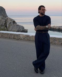 Mens Pleated Trousers Outfit, Black Old Money Outfits Men, Dark Old Money Outfit Men, Old Money Outfits Men Black, Pleated Pants Outfit, Herren Style, Men Stylish Dress