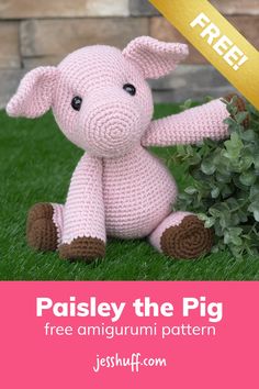 a crocheted pig sitting in the grass with text overlay that reads, paisley the pig free amigurmi pattern