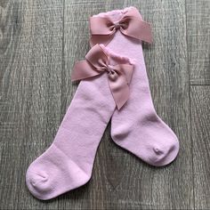 Gorgeous Baby And Toddler Girls Antique Pink Knee High Socks With Matching Grosgrain Pink Bows On Sides. Pumpkin Socks, Pink Knee High Socks, Girls Knee High Socks, Floral Tights, Cotton Tights, Baby Coat, Pink Bows, Antique Pink, Girls Boutique