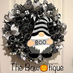 a halloween wreath with the words boo on it and an image of a scarecrow