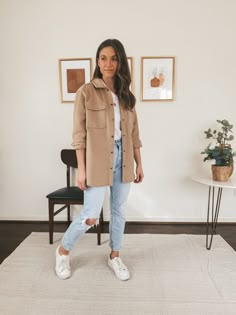 ashley wearing a tan shacket, white tee, light wash mom jeans, and white sneakers Outfit Sobrecamisa Beige, Spring Outfits Mom Style, Outfits Con Sobrecamisa, Sobrecamisa Mujer Outfit, Aesthetic Mom Outfits, Outfits With Basics, Basic Casual Outfits, Basic Outfits Spring, Casual Basic Outfits