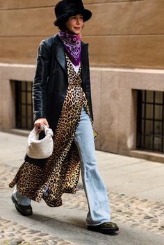 Animal Print Is Making A Return — This Is The 2021 Way To Wear It Animal Print Shirt Dress, Sparkly Outfits, Crazy Fashion, Milan Fashion Week Street Style, Always Be Yourself, Outfits Styling, Street Style Trends, Trending Sneakers, Autumn Street Style